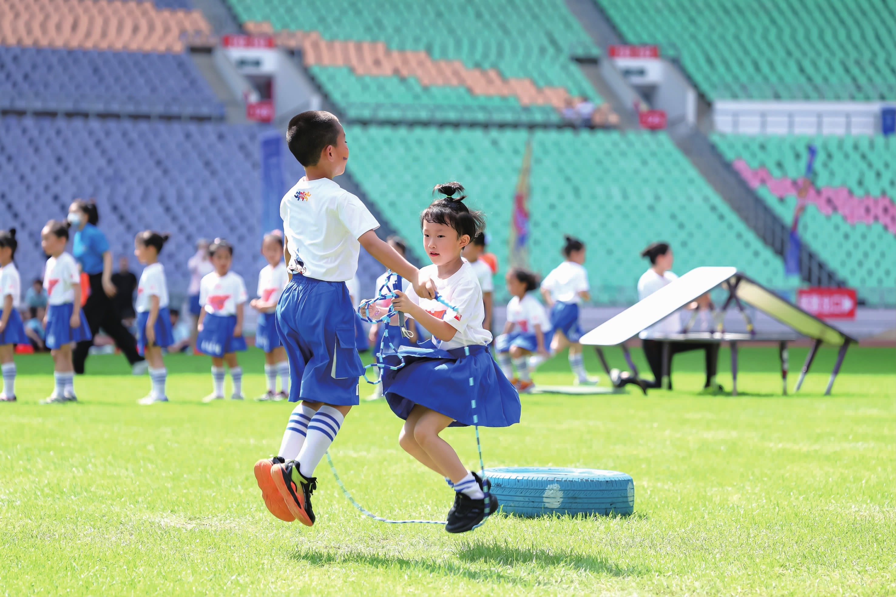 阿雷佐即将与2007级边锋萨穆埃莱·苏西签订首份职业合同，合约将持续至2028年。本次转会事宜由Gdsportlawfirm律所负责处理。#calciomercato 来源：著名记者斯基拉